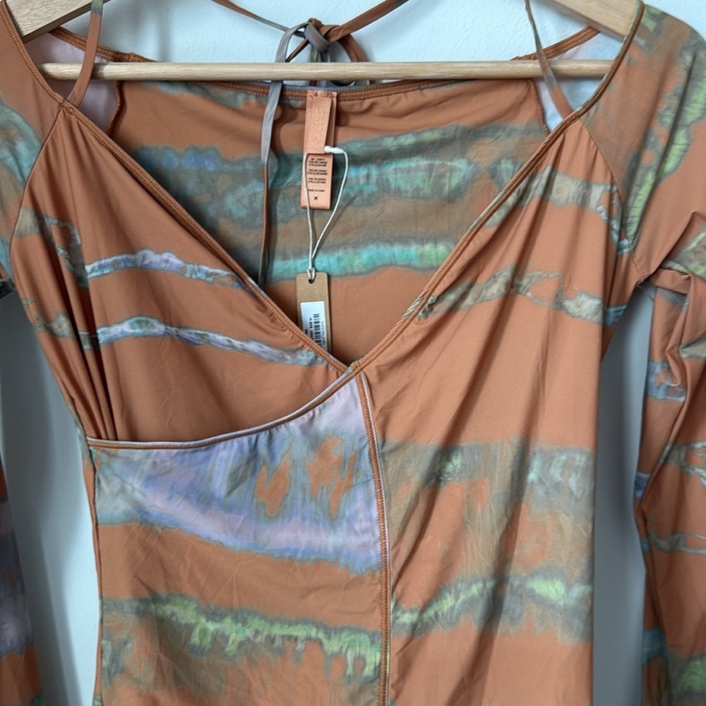 SKIMS Jelly Sheer Off The Shoulder
Dress Tie Dye Print - Medium - Picture 6 of 12